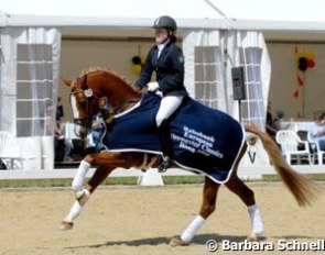 Viktoria Braun and Voyager doing the lap of honor after winning the consolation final