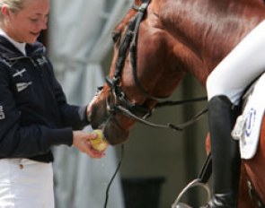 Hoppenhofs Erwin gets an apple from Magali Bastaens after his ride.