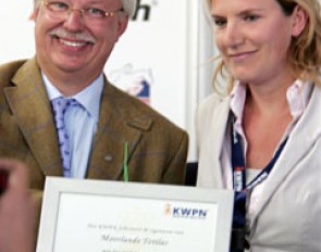 Cees Visser receiving the KWPN certificate that Totilas is approved for breeding based on his performance record