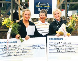 Johanna Due Boje and Sofie Lexner get their stipend from Ulla Hakanson at the 2009 CDI Falsterbo :: Photo © Krister Lindh