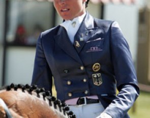 High fashion has reached Germany. Following in the footsteps of many Dutch riders (and American Catherine Haddad) who have tailcoats tailormade in different colours, Anja Plonzke rode with her version of a purple satin coat.