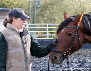 Jasmin Simon helps Uta with the horses