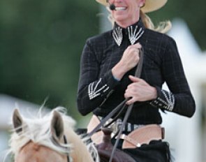 We haven't seen Anky have this much fun in a long time. Her reining clinic in Lingen was entertaining and educational. She told the crowds that in reining a halt has to be immobile: 4 steps back and you're eliminated from the test. Try that for dressage?!