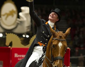 Adelinde Cornelissen and Parzival win the 2010 CDI-W London Kur to Music