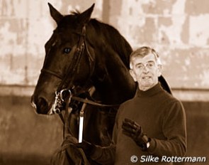 Christian Carde and Junker at the Ecole de la Cavalerie in Saumur, November 2010 :: Photo © Silke Rottermann