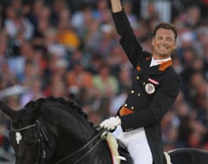 Austrian Peter Gmoser and Cointreau were the first pair to go on freestyle night. They rode to music from Fiddler on the Roof and finished 14th with 71.500%