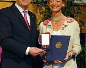 Christian Wulff hands the German Cross of Merit to Ann Kathrin Linsenhoff