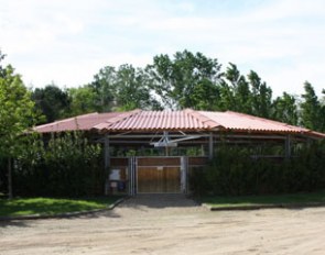 The covered horse walker