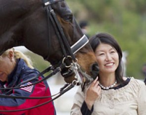 Akiko Yamazaki cuddles with her Ravel at the 2011 World Dressage Masters in Palm Beach :: Photo © Sue Stickle