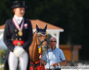 Cathrine Dufour's trainer Rune Willum holding Cassidy during the award ceremony