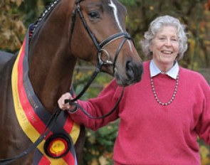 Breeder Alexandra, Countess of Dohna Schlobitten with the 2013 Trakehner licensing champion Kissinger