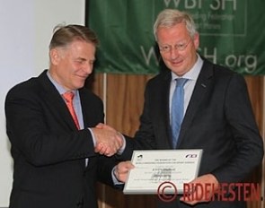 WBFSH President Jan Pedersen hands the winner's certificate to KWPN president Siem Korver at the 2013 WBFSH General Assembly :: Photo © Ridehesten