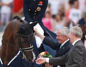 Valegro is interested in the flowers that the Deutsche Bank sponsor is offering to Charlotte