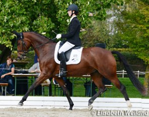 Jasmin Isenschmid and Orla vom Loo win the 4-year old division at the 2014 Swiss Warmblood Young Horse Championships in Avenches :: Photo © Elisabeth Weiland