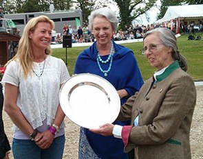 Jytte Lemkow (right) receives the Lis Hartel Memorial Trophy from the Hartel-Siesbye family and Princess Benedikte of Denmark at the 2014 Danish Dressage Championships