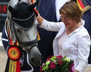 Ruth Klimke pats Belantis during the prize giving ceremony
