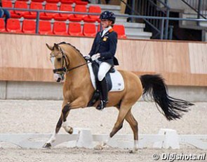 Febe van Zwambagt and Coco Jambo at the 2014 Dutch Indoor Pony Championships :: Photo © Digishots.nl