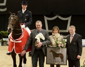 Maik Kohlschmidt on Zack, joined by Esben Moller, Susanne Moller, and Jan Pedersen, the president of the Danish warmblood society.