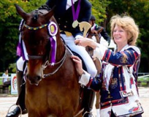 Sarah Waddell and Livello get the trophy for winning the Grand Prix at the 2014 CDI Sao Paulo and Brazilian Championships :: Phoot © Monteiro