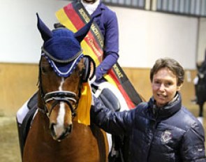 Jule Marie Schönfeldt on Tyra M, flanked by German pony team trainer Connie Endres, at the 2014 German Developing Pony Rider Championship in Verden. 