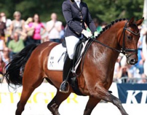 German Nicola Kirschnick just flew through the test on Donna Rica (by Don Frederico x Weltmeyer) showing no collection at all. The mare also resisted in the halt pass right, throwing her head up