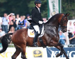 Dutch Patrick van der Meer on the tall and long legged Don Diego (by Lord Leatherdale x Krack C). The bay gelding has a wonderful trot and scopy canter, but he ground his teeth, was tense, strong in the hand and didn't walk properly.