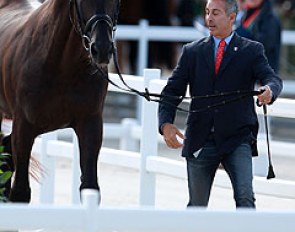 U.S. team trainer Robert Dover presenting Tina Konyot's Calecto V