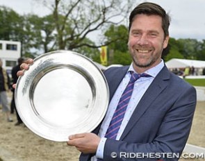 Hans-Christian Matthiesen receives the 2015 Lis Hartel Memorial Prize :: Photo © Ridehesten