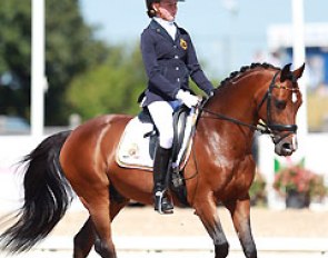 Belgian Yana Rynders on Enzo Leco