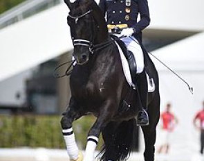 Matthias Rath and Totilas warming up for the Grand Prix