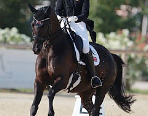 Chloe Vell on Kaja di Valentina