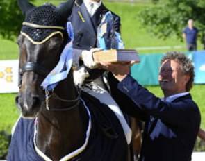 Victoria Max-Theurer receives the Manfred Swarovski Trophy from Klaus Haim at the 2015 CDI Fritzens :: Photo © Max Schreiner
