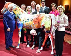 "Easy-Panic-Rider" for the benefit of the project "Riding against Hunger": Ullrich and François Kasselmann, Anna and Saad Hadi, Dr. Rüdiger Grube, Michael Stich, Gudrun Bauer, Dr. Ursula von der Leyen and Paul Schockemöhle