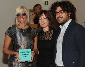 Silvia Rizzo receives the 2015 Chi E' Chi Sports Award in Milan from Silvia Paoli and Andrea Rinaldo :: Photo © Chi E' Chi