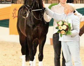 Oliver Twist was proclaimed elite stallion. Flanked by breeder Insa Ruprecht