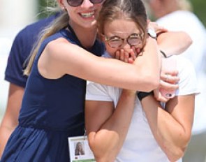 Hannah Erbe finds out she reclaimed the gold medal (she won her first in Vidauban at the 2015 European JR Championships). She gets a big hug from her sister