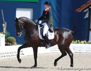 Laura Tomlinson-Bechtolsheimer and Rosalie B. Laura rode the black mare in a very high tempo through the trot and first passage tour. The piaffe is still not very secure on the 10-year old Rubin Royal mare.