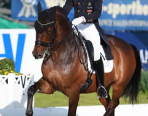 Kittel and Delaunay produced some nice pirouettes, but the rising Grand Prix horse was constantly tilted to the right and showing tongue. The passage was very elegant.