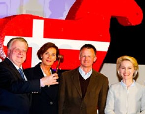 The auction of the LEGO-horse with Uwe Heckmann, Gudrun Bauer, Uwe Schmitz and Ursula von der Leyen :: Photo © Thomas Hellmann