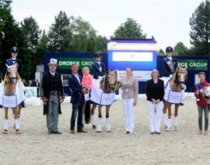 Prizegiving ceremoy of the CDIOP Nations Cup Pony with the winning team for Germany and Chef D´Equipe Cornelia Endres. Congratiolations came from Pedro Cebulka, Dr. Ulf Möller with Emma Kasselmann, judge Gabriela Valerianova and Ursula Rühl