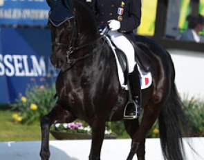 Karen Tebar on Don Luis. The black Don Primero gelding produced top piaffe, passage work and straight tempi changes. The extended trot were slightly irregular and the clarity in the extended walk gets a bit lost. The contact with the bridle is exemplary.