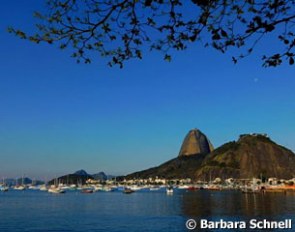 Two worlds in Rio: photo taken from the same spot (see the previous one)