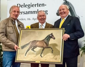 Detlef Ruddat decorated with the Fritz von der Decken prize :: Photo courtesy Hannoveraner Verband