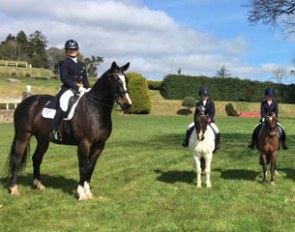 2017 Irish Winter Inter II and Grand Prix Championship Winner Kate Dwyer sharing some words of wisdom with Junior Trailblazer competitors Rebecca McGrath and Laragh Byrne
