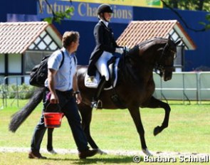 Sven Rothenberger guiding daughter Semmieke on Dissertation to the competition ring
