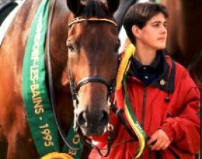 Groom holding Nicole Uphoff's Rembrandt at the 1995 European Championships :: Photo © Arnd.nl
