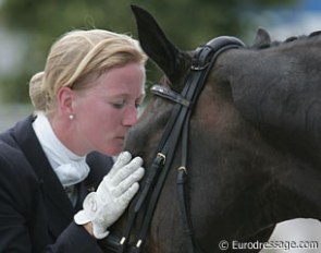 Nathalie Zu Saeyn-Wittgenstein kissing her horse Digby after a great ride. Photo by Astrid Appels