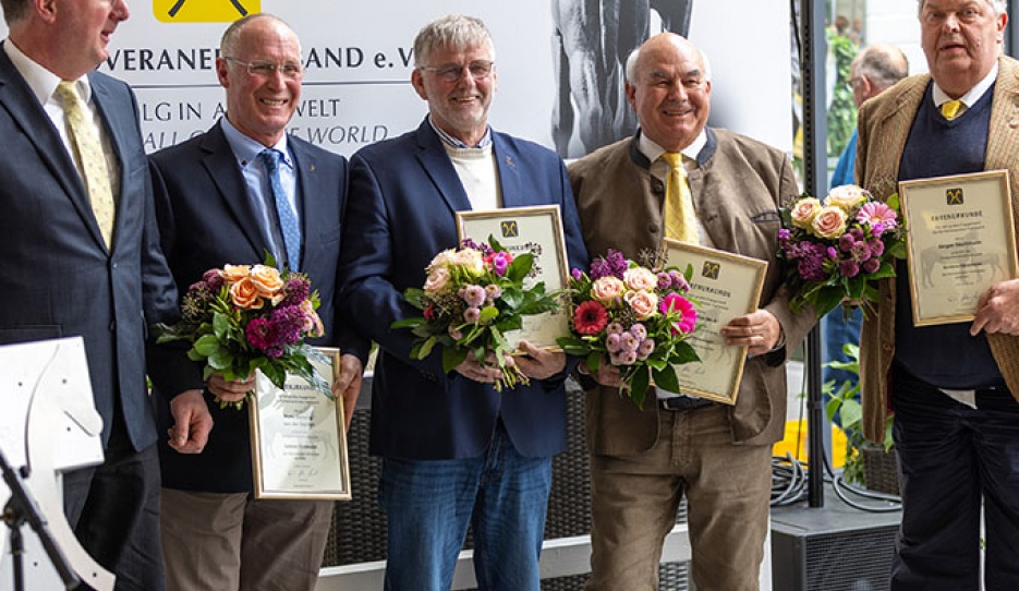Dr Hinni Lührs-Behnke congratulated Hans Henning von der Decken, Hartmut Wilking, Klaus Storbeck and Jürgen Stuhtmann on receiving the Hannoveraner Verband's Golden Badge of Honour (from left to right).