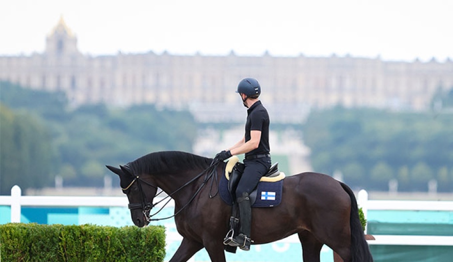 Ruoste admiring the stunning backdrop at the 2024 Olympic Games in Versailles :: Photo © Astrid Appels