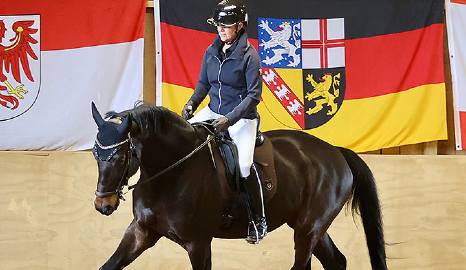 Uta Graf riding Herzenswunsch in the forward-downward-position during the lesson with Anja Beran at the 2026 Burgtagung :: Photos © Silke Rottermann			